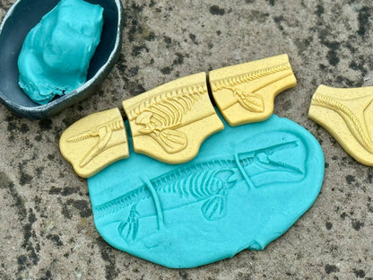 Ontdekstenen - Pliosaur & stegosaurus | Yellow Door